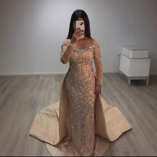 Luxuriöses schulterfreies Abendkleid mit langen Ärmeln und Perlenbesatz und Schleppe LA72930