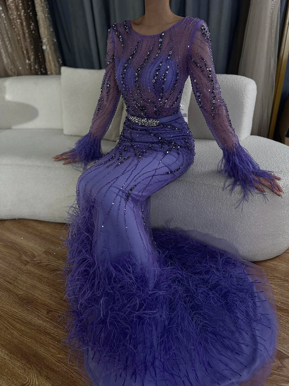 Elegante vestido de noche estilo sirena con plumas moradas y cuentas | Vestido de lujo para boda de mujer 2025 LA72367 