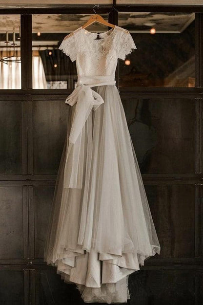 Kurzärmliges silbernes Brautkleid aus Spitze und Tüll mit Schärpe WD386