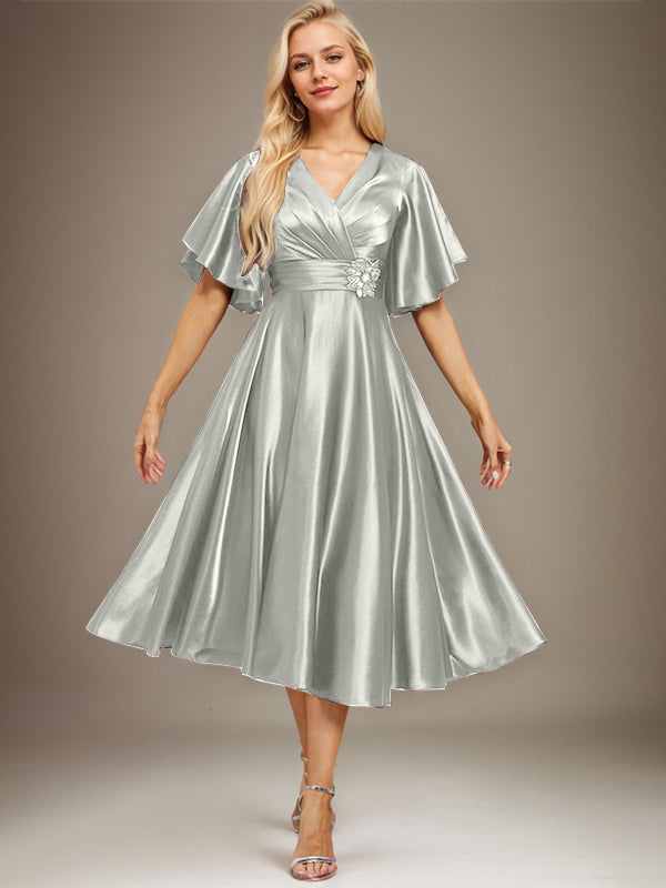 Vestido de madre de la novia de satén elástico con escote en V, largo hasta la rodilla, con cuentas y pliegues