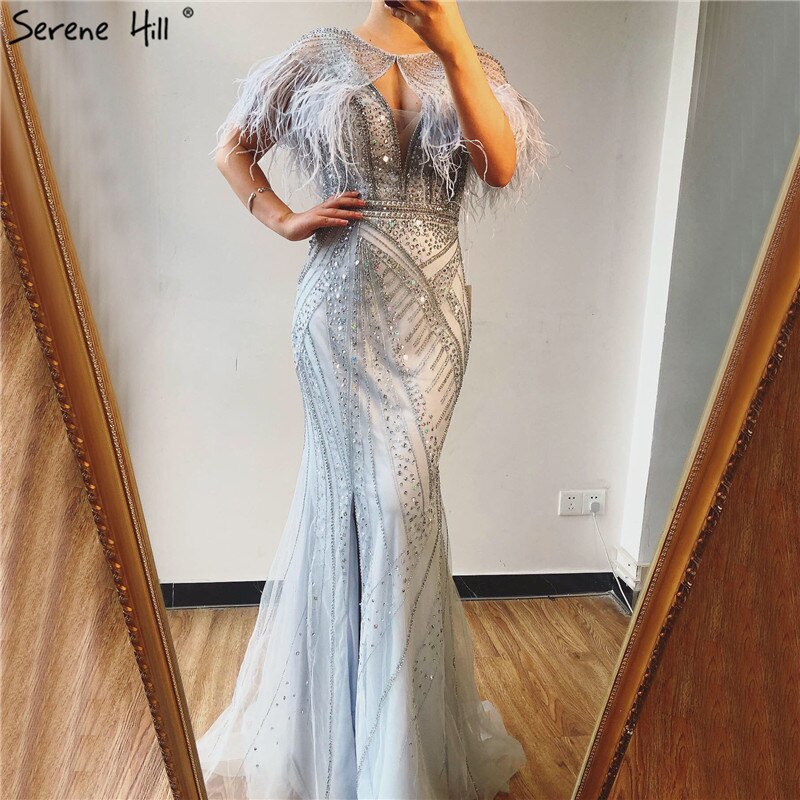 En oferta, sin devolución ni reembolso. Venta de vestidos de noche sexys de hilo chal con plumas plateadas 2025, vestido formal de sirena de Dubái con escote en V y cuentas de diamantes LA70355 