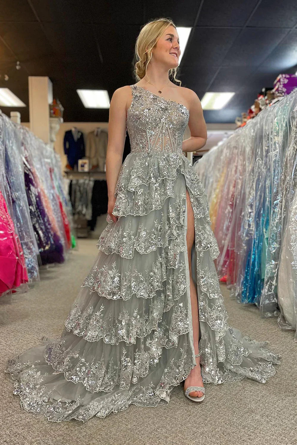 Goldfarbenes One-Shoulder-Ballkleid aus Tüll mit Pailletten, Rüschen und Korsett und Schlitz SYP173