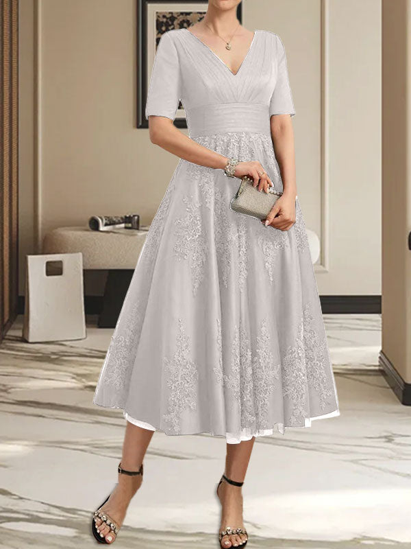 Vestido de madre de la novia de tul con encaje, escote en V y corte A hasta la rodilla con pliegues