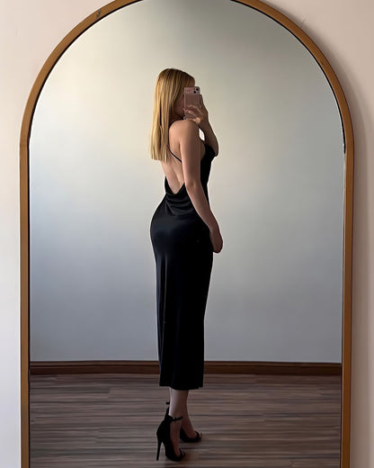 Schlichtes schwarzes ärmelloses rückenfreies Ballkleid aus Satin mit Spaghettiträgern
