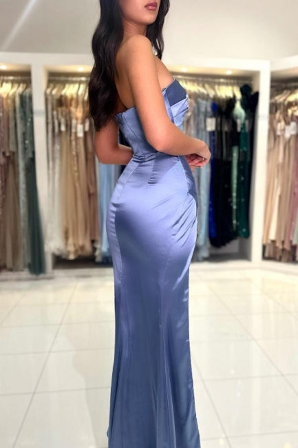 Schlichtes, langes, staubblaues Meerjungfrau-Abendkleid aus Satin mit Schlitz