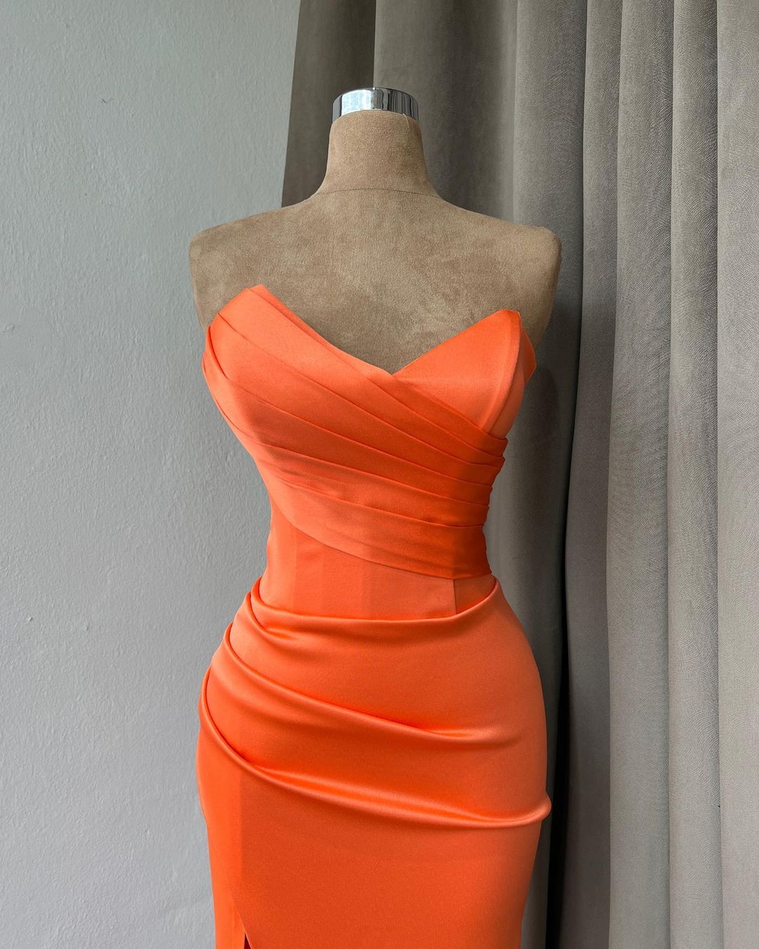Schlichtes langes orangefarbenes trägerloses Satin-Ballkleid im Meerjungfrauenstil mit Schlitz