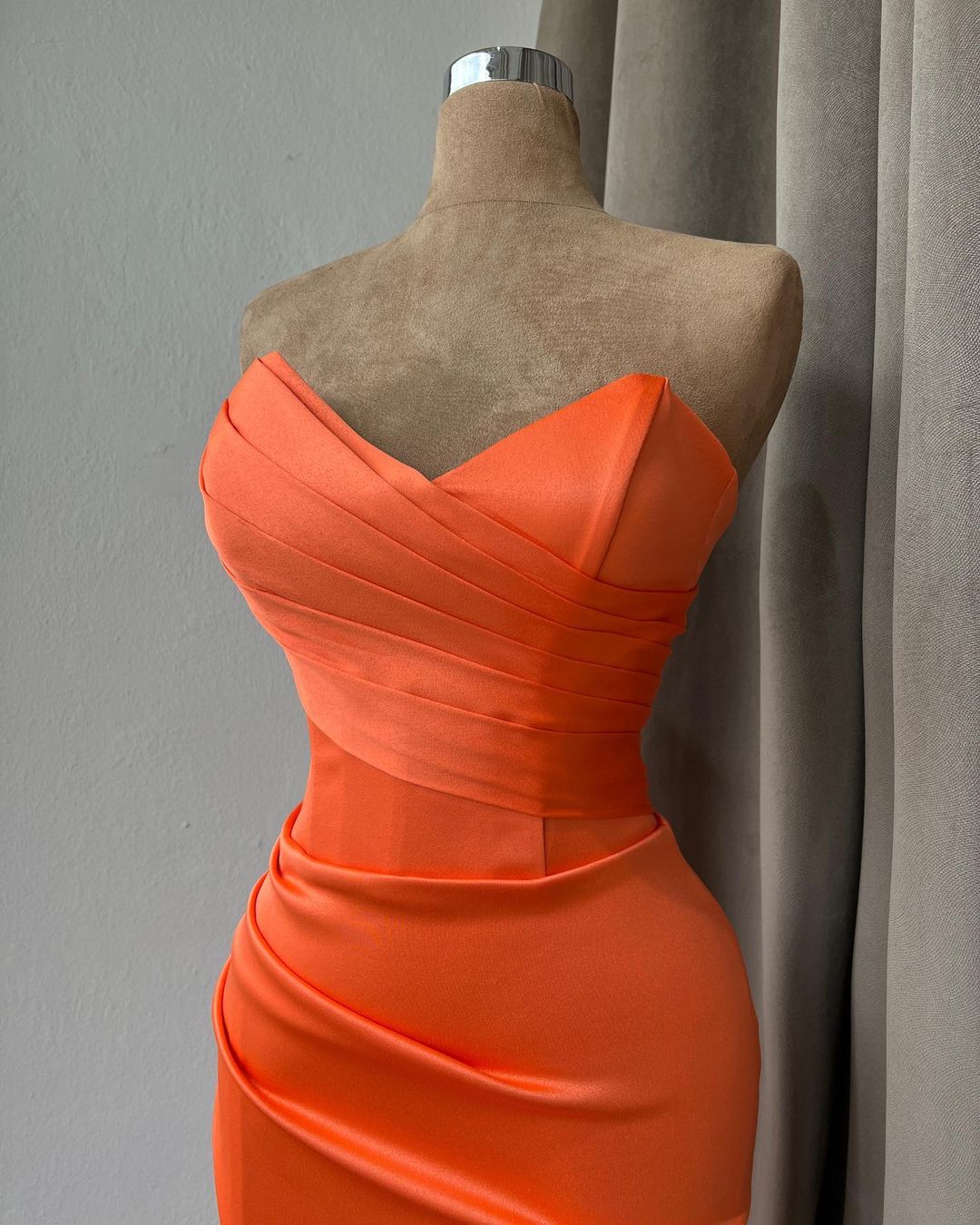Schlichtes langes orangefarbenes trägerloses Satin-Ballkleid im Meerjungfrauenstil mit Schlitz