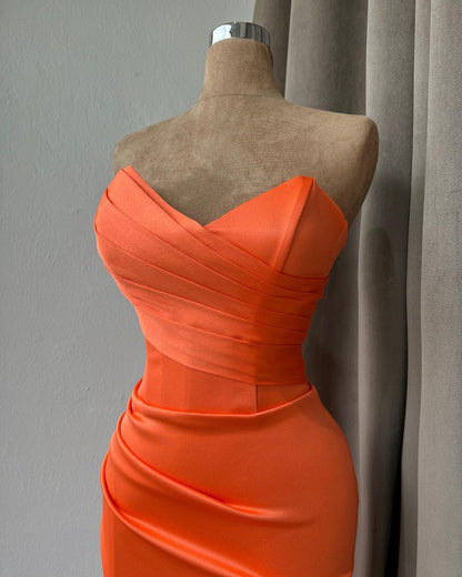 Schlichtes langes orangefarbenes trägerloses Satin-Ballkleid im Meerjungfrauenstil mit Schlitz