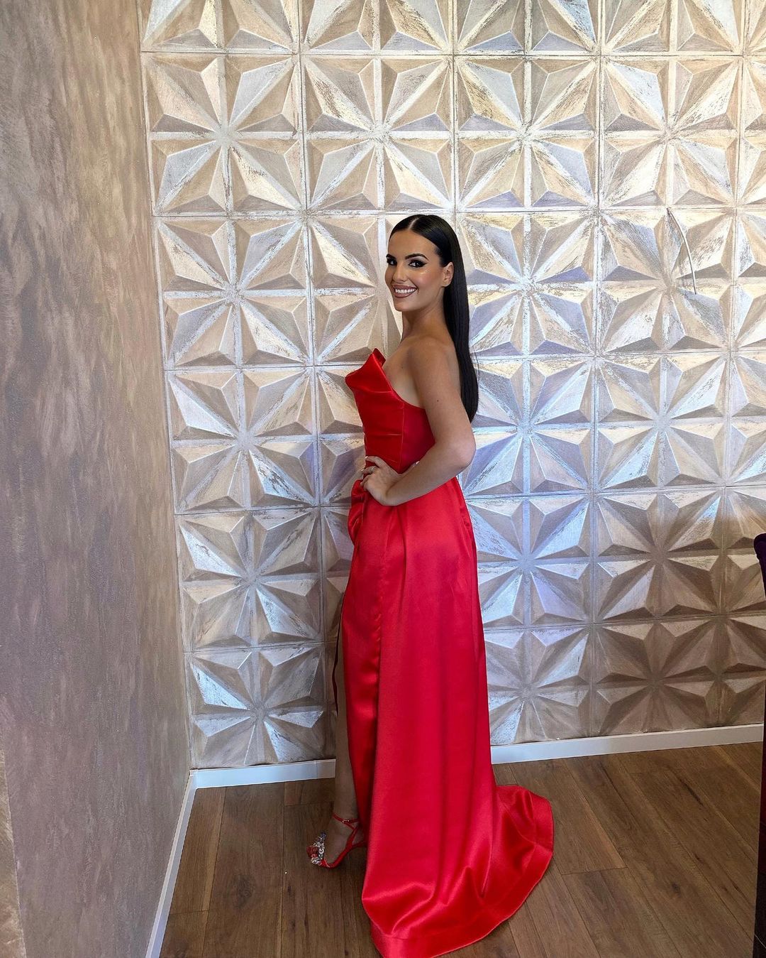 Schlichtes langes rotes A-Linien-Ballkleid aus Satin in bodenlanger Länge mit Schlitz