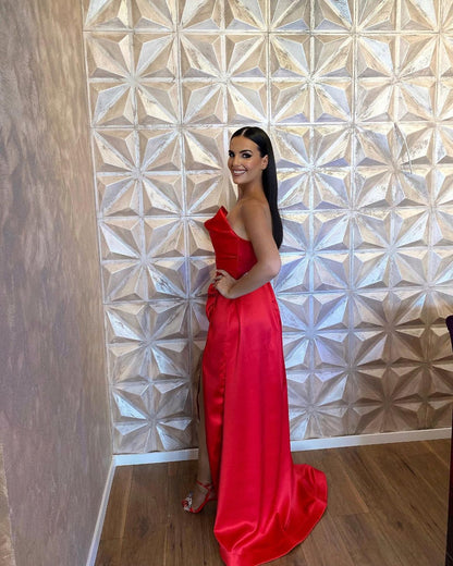 Schlichtes langes rotes A-Linien-Ballkleid aus Satin in bodenlanger Länge mit Schlitz