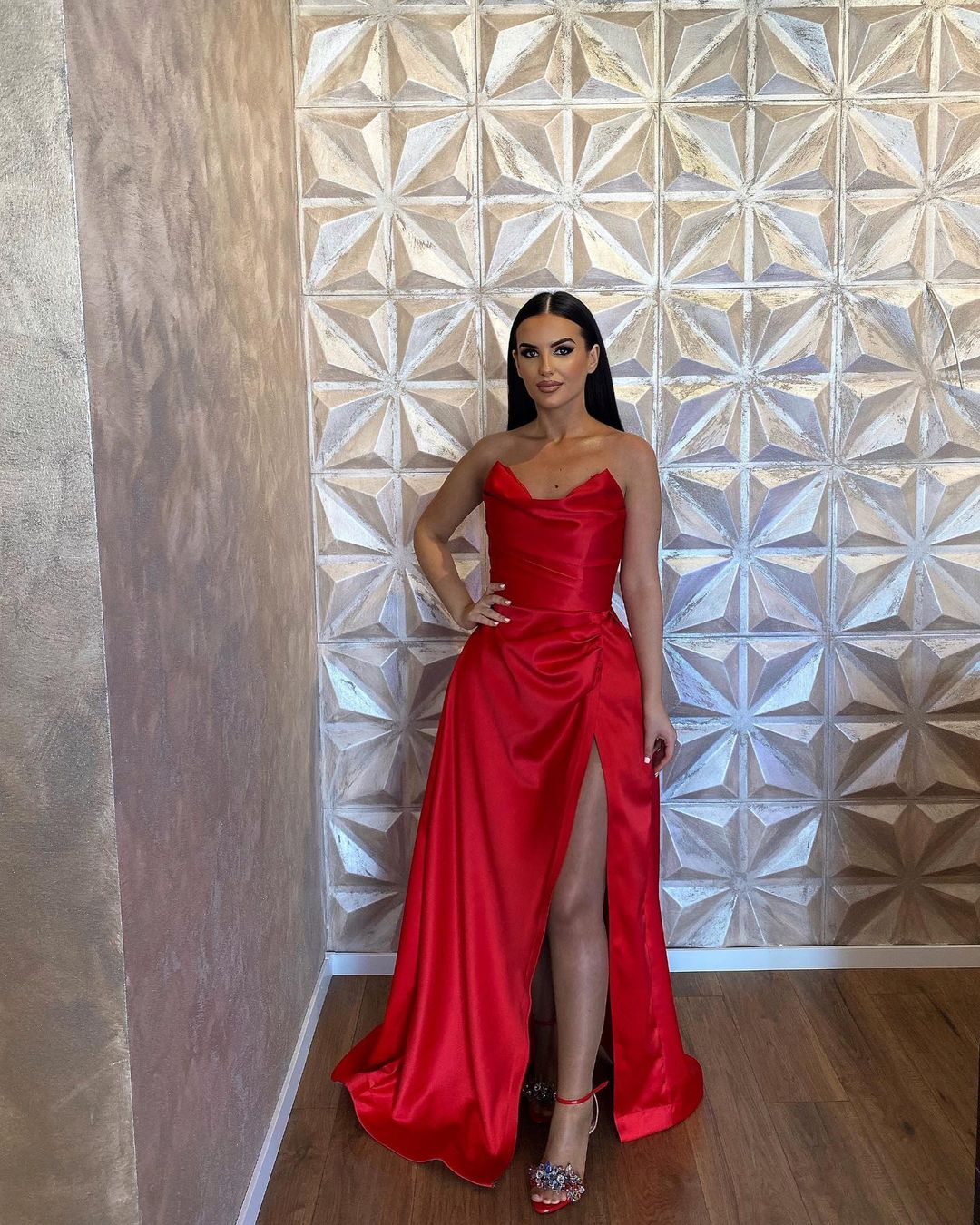 Schlichtes langes rotes A-Linien-Ballkleid aus Satin in bodenlanger Länge mit Schlitz