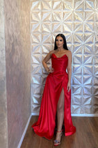 Schlichtes langes rotes A-Linien-Ballkleid aus Satin in bodenlanger Länge mit Schlitz