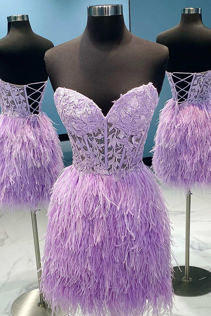 Amina | Vestido de fiesta con falda de plumas y encaje con escote en forma de corazón