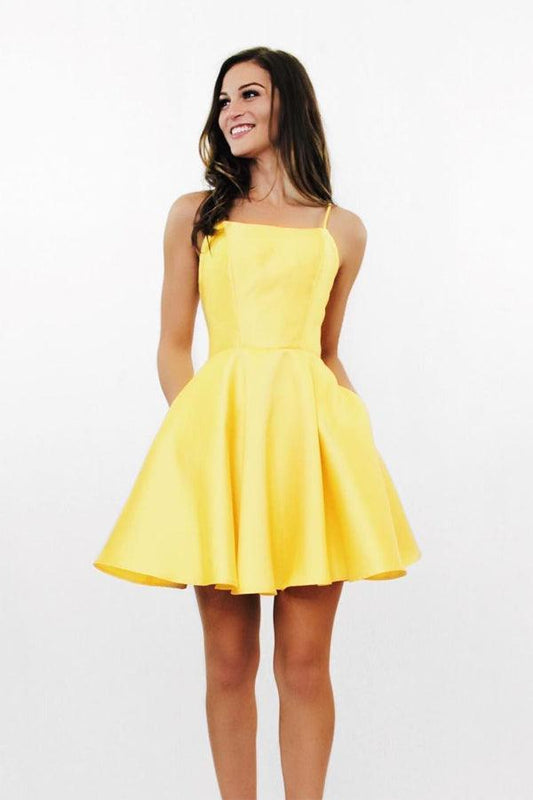 Einfaches A-Linien-Abendkleid mit gekreuztem Rücken und Taschen in Gelb, kurzes Homecoming-Kleid PD280
