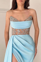 Himmelblaues bodenlanges, trägerloses, ärmelloses Ballkleid mit Schlitz vorne und Rüschen