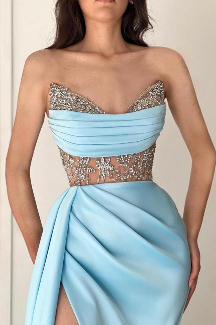 Himmelblaues bodenlanges, trägerloses, ärmelloses Ballkleid mit Schlitz vorne und Rüschen
