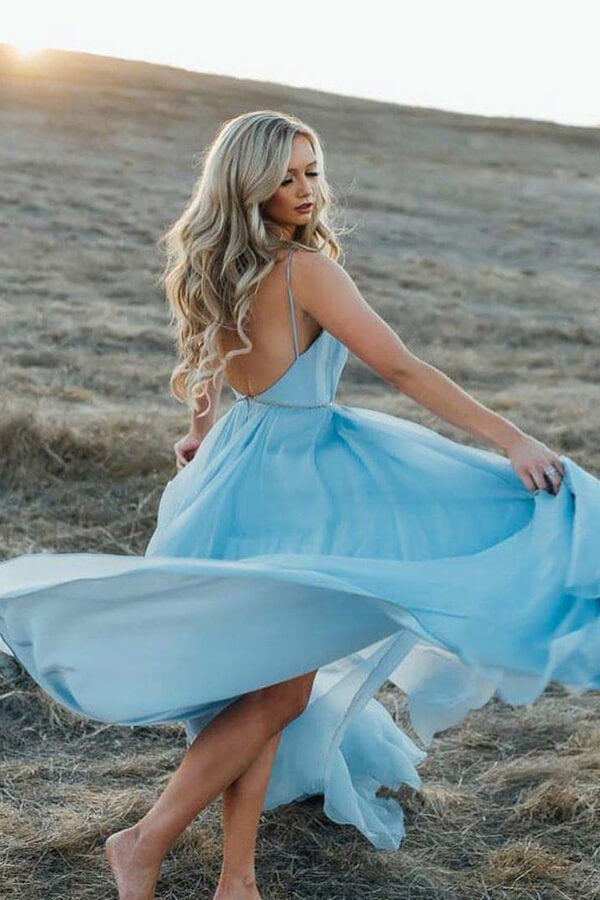 Himmelblaues rustikales Strand-Brautkleid mit Schlitz und Schleppe, MW281