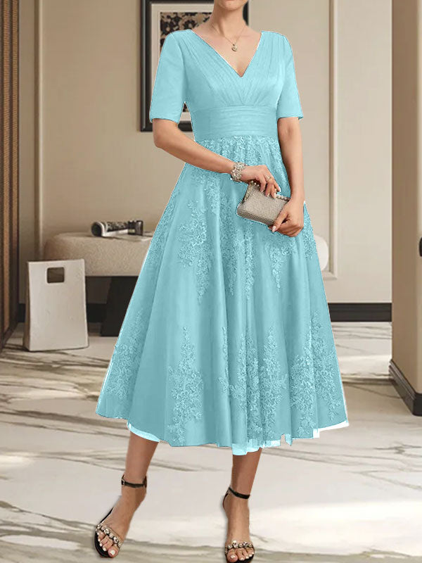 Vestido de madre de la novia de tul con encaje, escote en V y corte A hasta la rodilla con pliegues