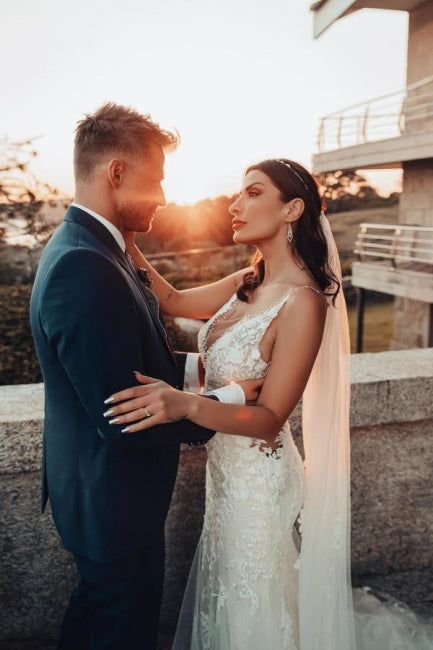 Vestido de novia de tul con escote en V, sin mangas y largo hasta el suelo, con encaje