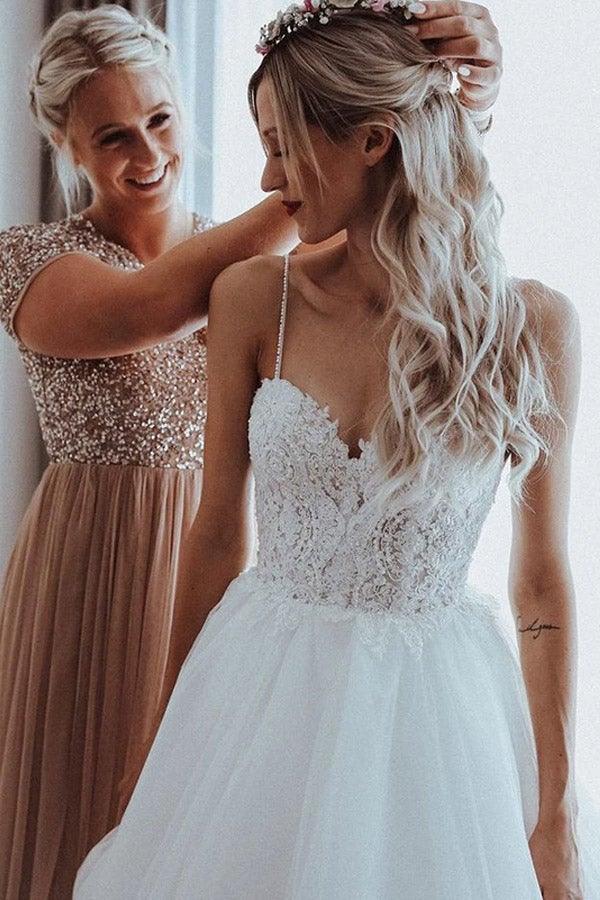 Vestido de novia de tul con tirantes finos, apliques de cuentas y corte en A WD550