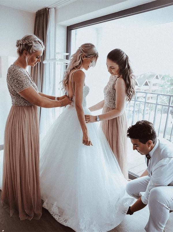 Vestido de novia de tul con tirantes finos, apliques de cuentas y corte en A WD550