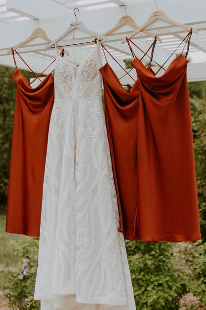Vestido de dama de honor color champán con tirantes finos y largo hasta la rodilla SCB28