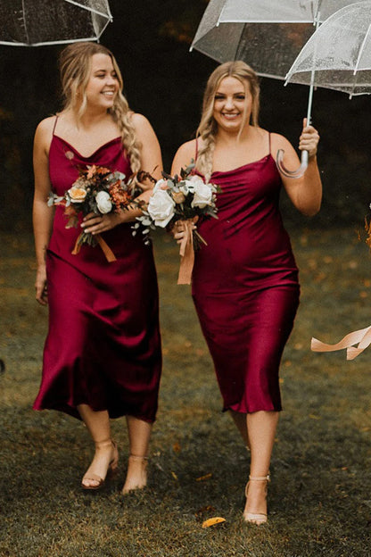 Vestido de dama de honor con tirantes finos, escote redondo y pliegues BD103