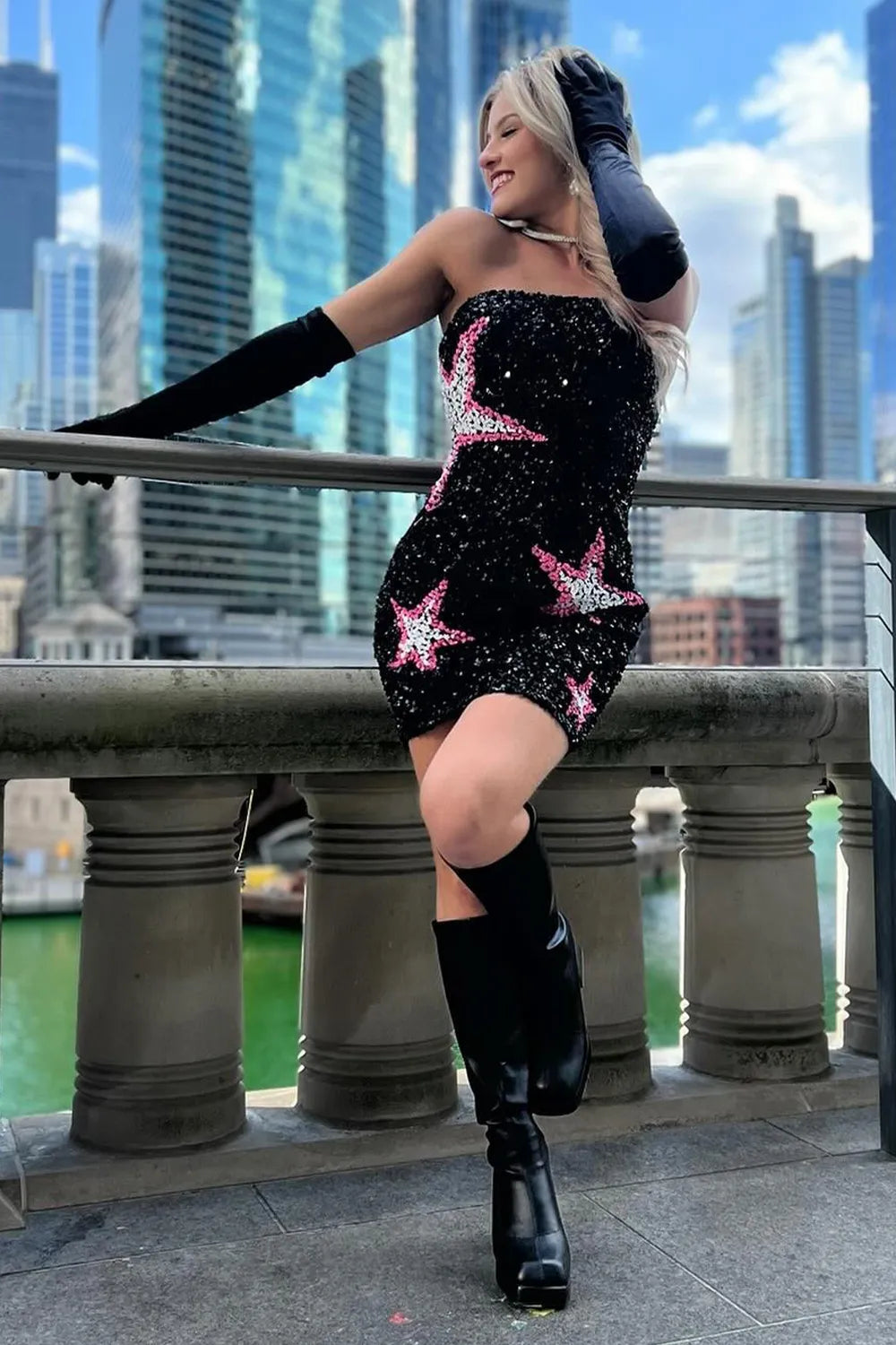 Vestido de fiesta corto ajustado con lentejuelas, sin tirantes y negro brillante