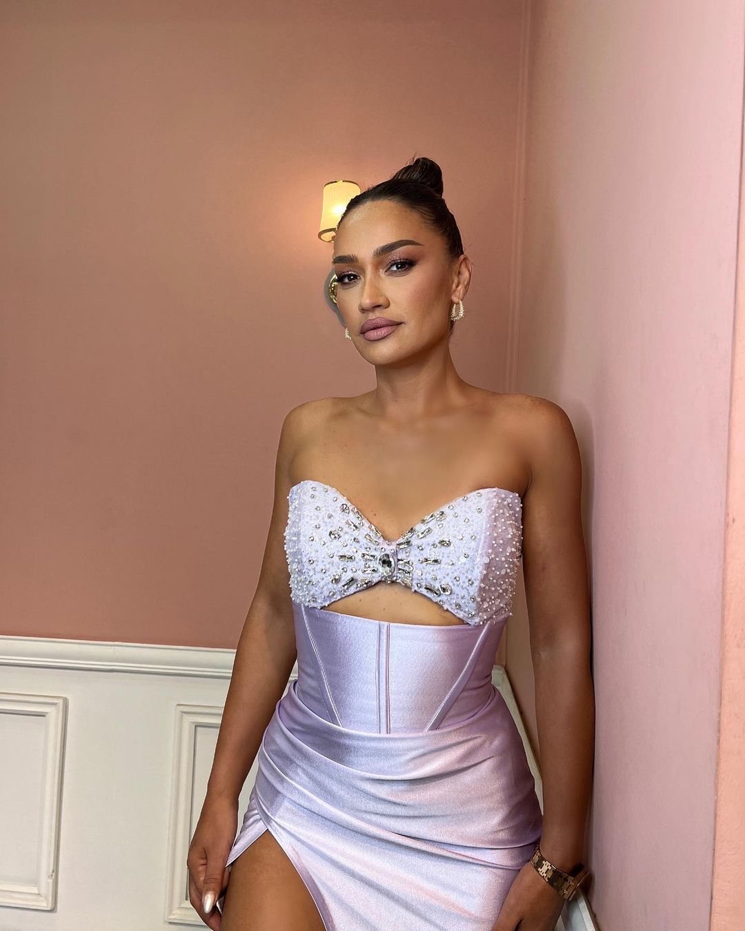 Ärmelloses Meerjungfrau-Ballkleid mit Schlitz vorne und Perlenbesatz