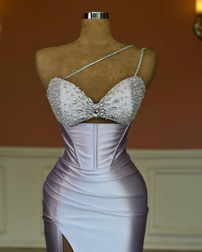 Ärmelloses Meerjungfrau-Ballkleid mit Schlitz vorne und Perlenbesatz
