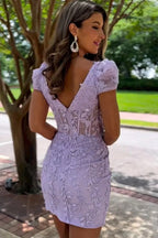 Kurzes lila Homecoming-Kleid mit quadratischem Ausschnitt und Applikationen PD549