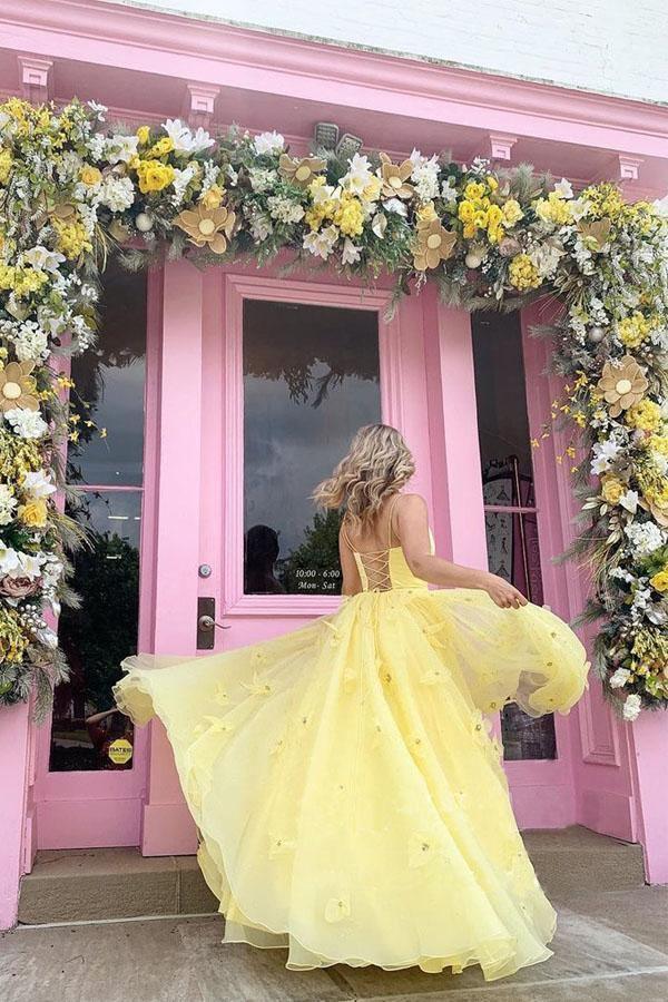 Imani | Vestido de fiesta amarillo con tirantes, corpiño de tul, flores 3D y cordones en la espalda
