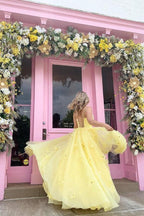 Imani | Vestido de fiesta amarillo con tirantes, corpiño de tul, flores 3D y cordones en la espalda