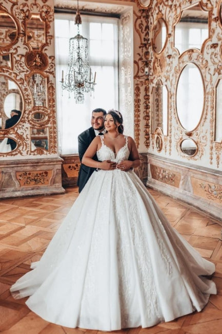 Sweetheart Luxury Ball Gown Stain Wedding Dress with Appliques