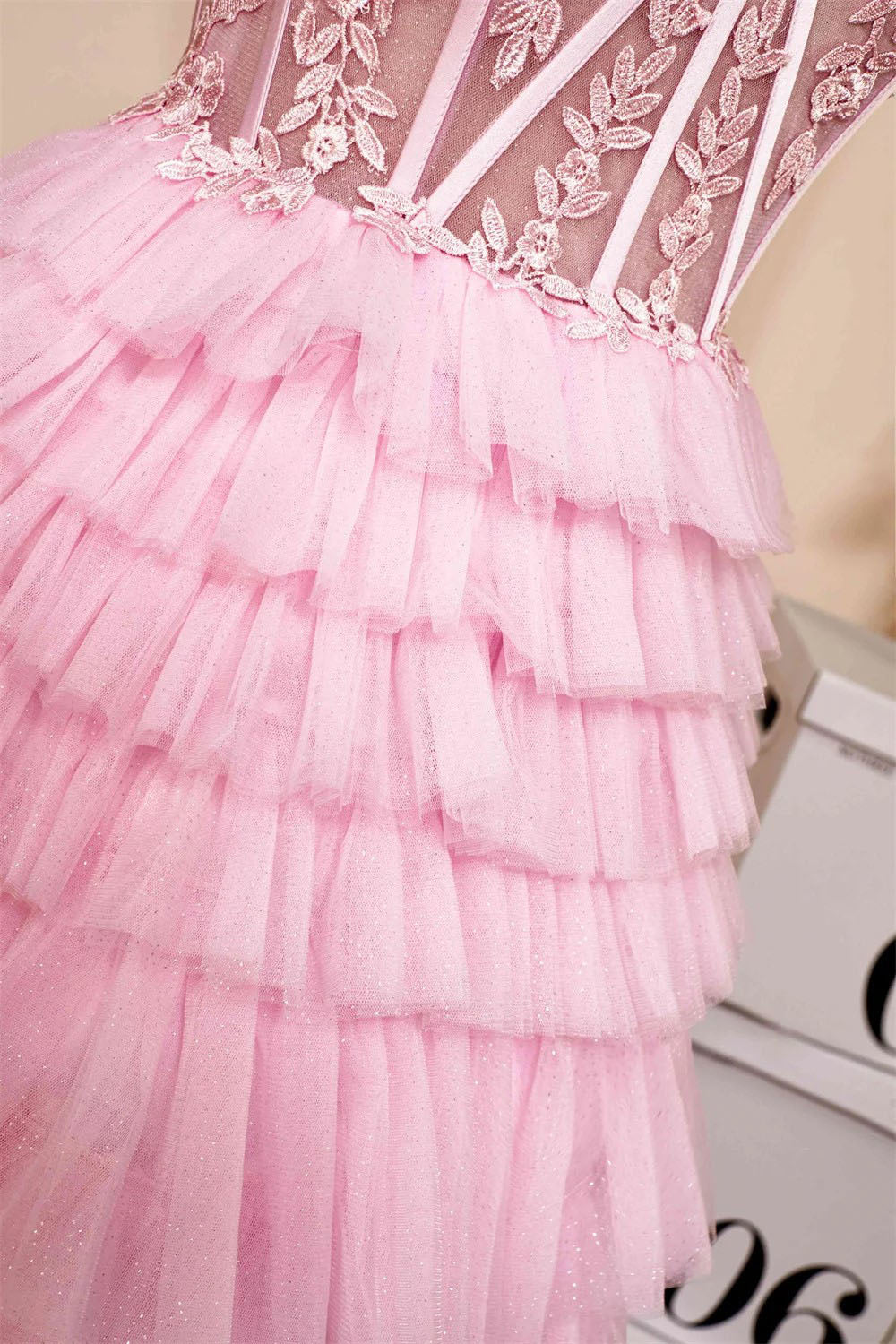Vestido de fiesta rosa sin tirantes y con escote corazón en capas PD514