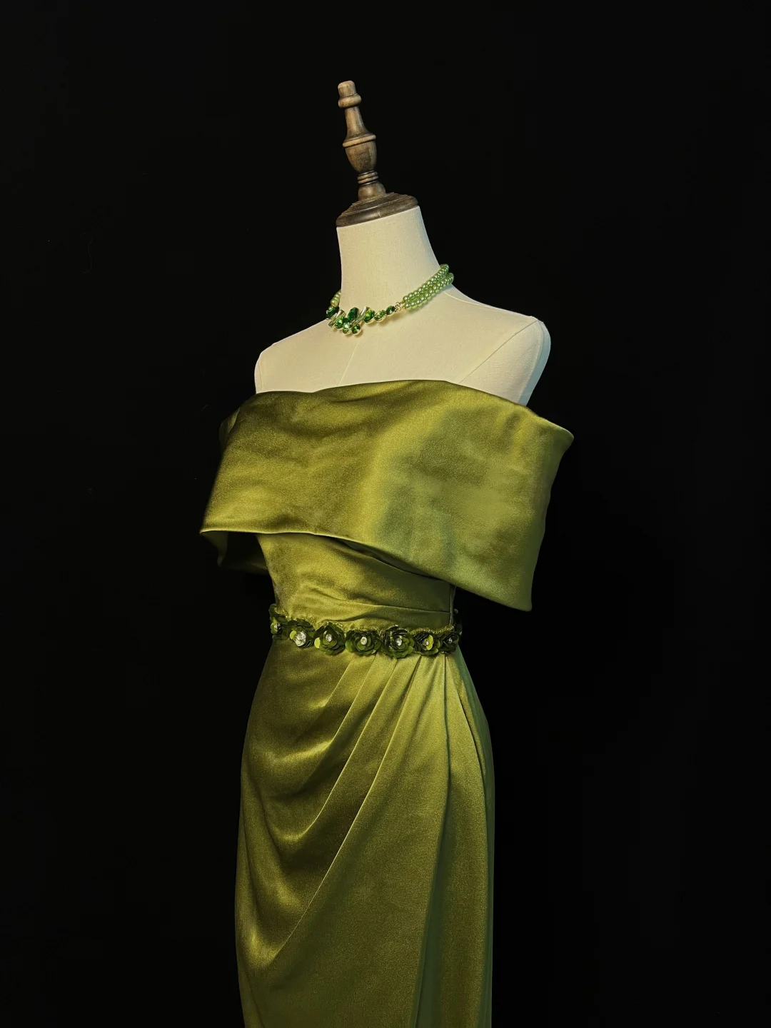 Vestido de fiesta elegante de satén verde oliva con hombros descubiertos y abertura, vestido de noche estilo sirena con abertura Y8650