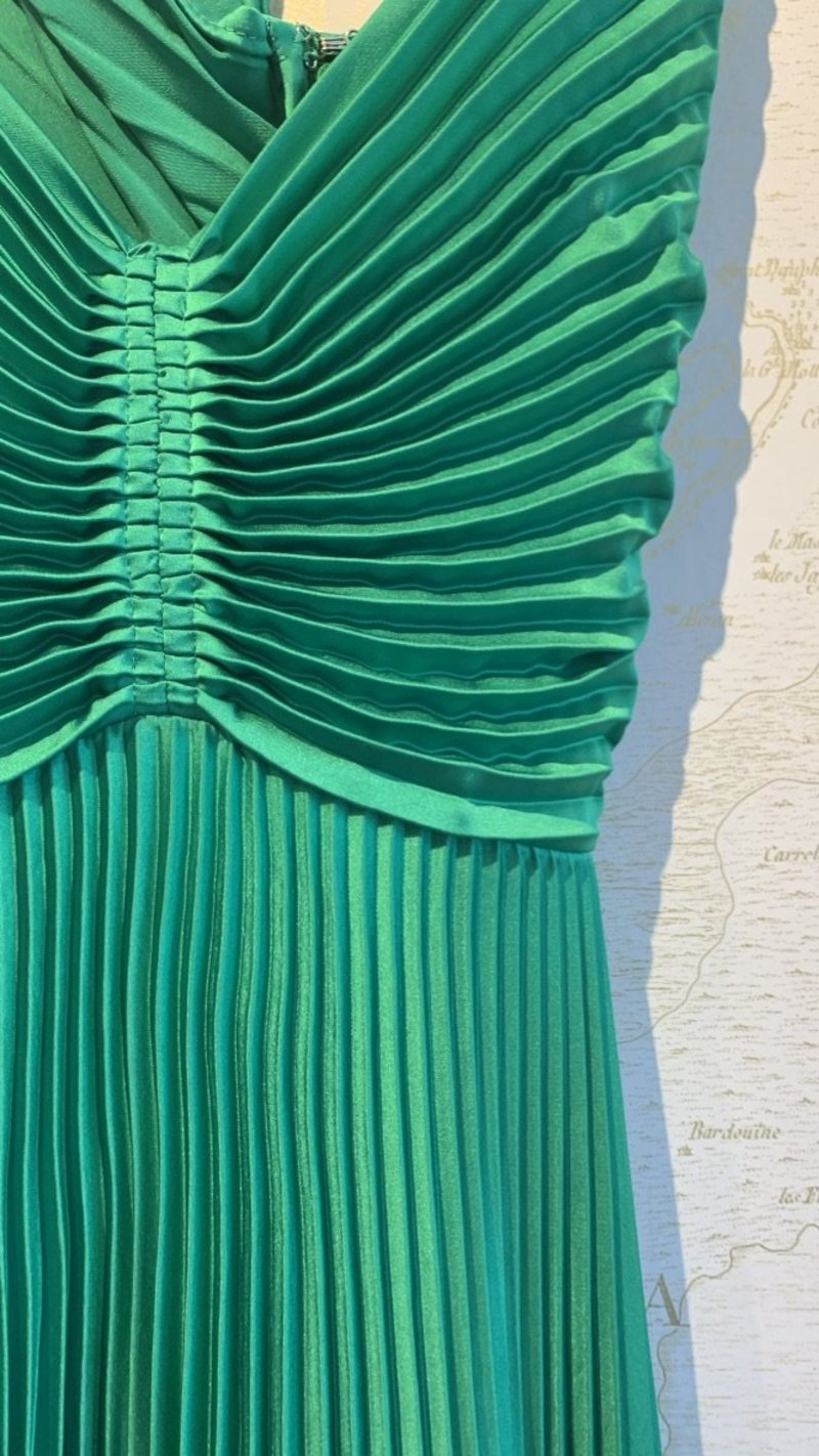 Vestido de noche largo plisado verde con lazo en la espalda Y4000