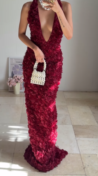 Hermoso vestido de noche largo con escote en V profundo y flores rosas color burdeos Y8504