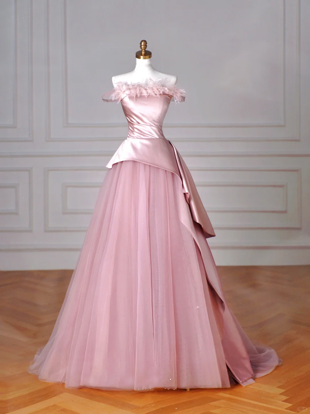 Elegante vestido de noche de tul satinado sin tirantes con cuello de plumas, corte en A, color rosa, Y8629