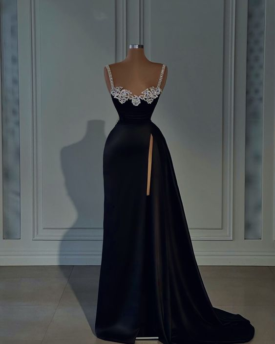 Wunderschönes schwarzes Abendkleid mit herzförmigem Ausschnitt und Trägern Y6666