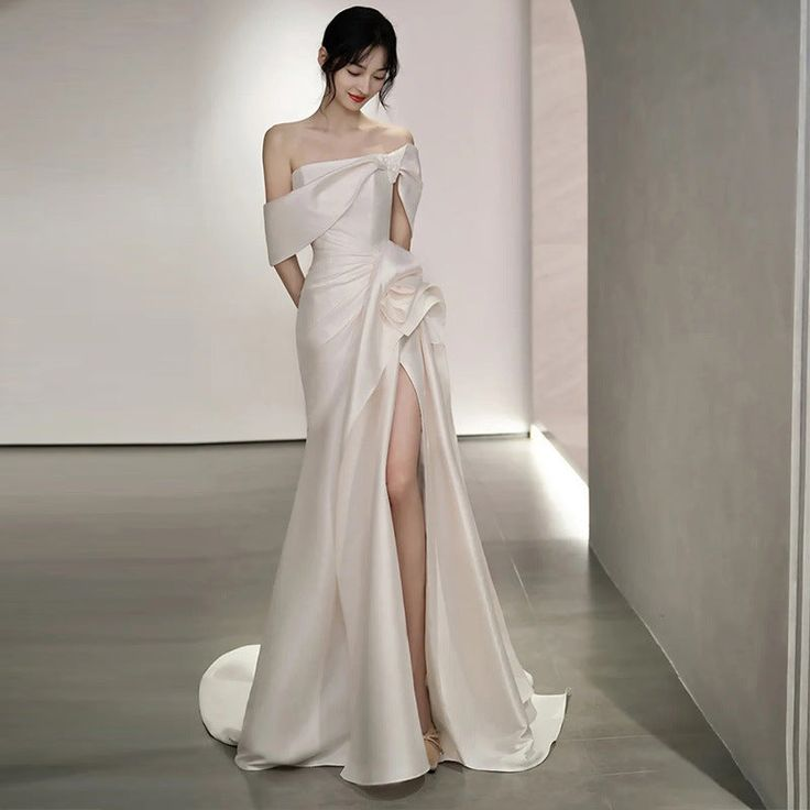 Schulterfreies Satin-Brautkleid, weißes Meerjungfrau-Brautkleid, langes Brautkleid mit Schlitz, Y7336