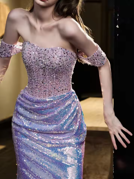 Glitzerndes, schulterfreies, perlenbesetztes, paillettenbesetztes Meerjungfrau-Abschlussball-Abendkleid in Lila Y8182