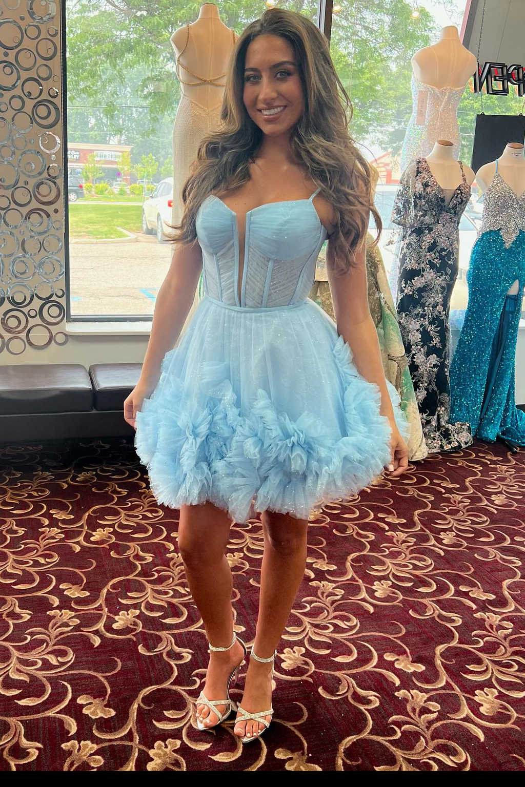Vestido de fiesta corto de tul azul con corte en A y volantes Y2770