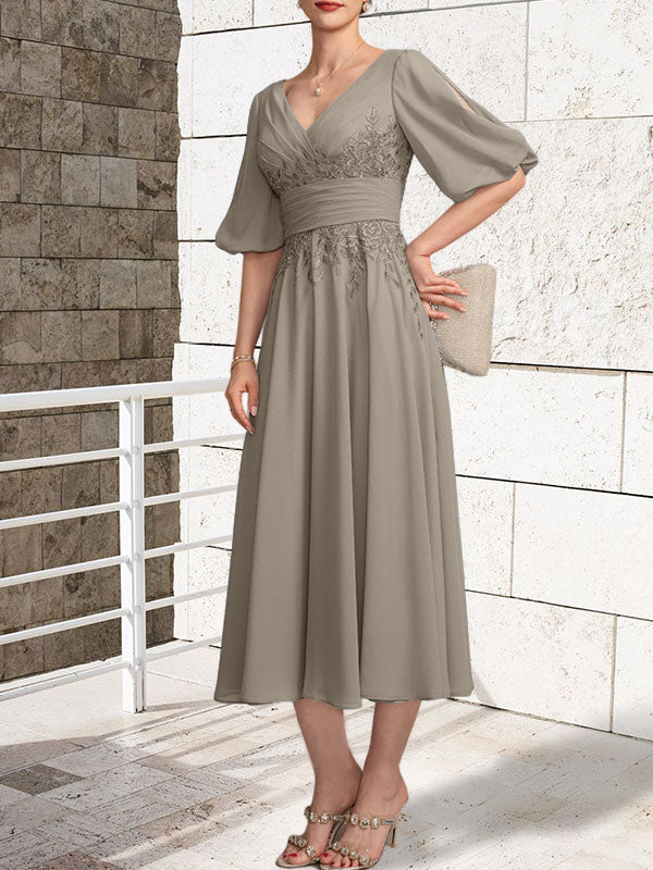Vestido de madre de la novia de gasa con encaje, escote en V y largo hasta la rodilla con pliegues