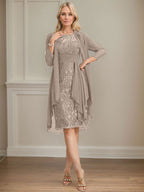 Vestido de madre de la novia de gasa con encaje, escote redondo, ilusión, largo hasta la rodilla, con volantes en cascada y lentejuelas