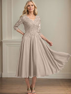A-Linie V-Ausschnitt Wadenlanges Chiffon-Spitzenkleid für die Brautmutter mit Perlen und Pailletten 
