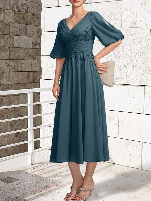 Vestido de madre de la novia de gasa con encaje, escote en V y largo hasta la rodilla con pliegues