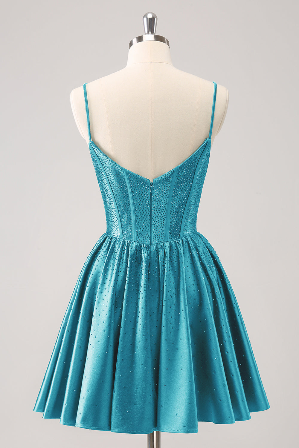 Vestido corto verde oscuro con tirantes finos, volantes y corsé para fiesta de bienvenida con cuentas