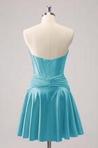 Hermoso vestido de fiesta fucsia con escote en forma de A, corsé cruzado y volantes