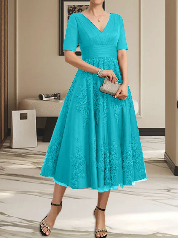 Vestido de madre de la novia de tul con encaje, escote en V y corte A hasta la rodilla con pliegues